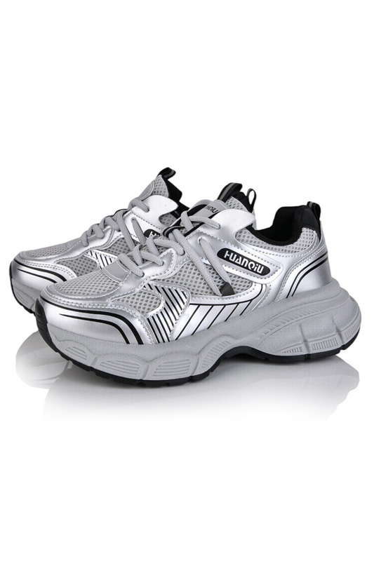 Кросівки жіночі